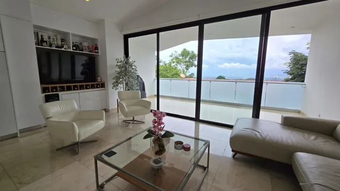 Alquiler de amplia y moderna casa en Escazú en San Antonio, Escazú, San José — $3,700 - Foto 3 de 13