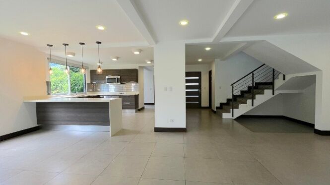 Casa en Alquiler Jaboncillos Escazú 3 niveles con linea blanca en San Rafael, Escazú, San José — $3,950