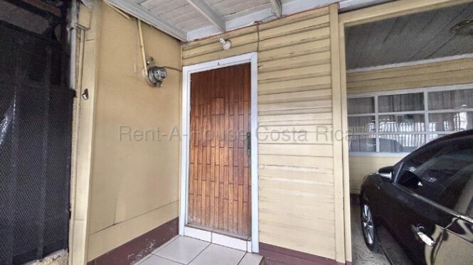 Venta de Propiedad de Uso Mixto en Zapote-San José. RAH 26-1505 in Zapote, San José — $130,000