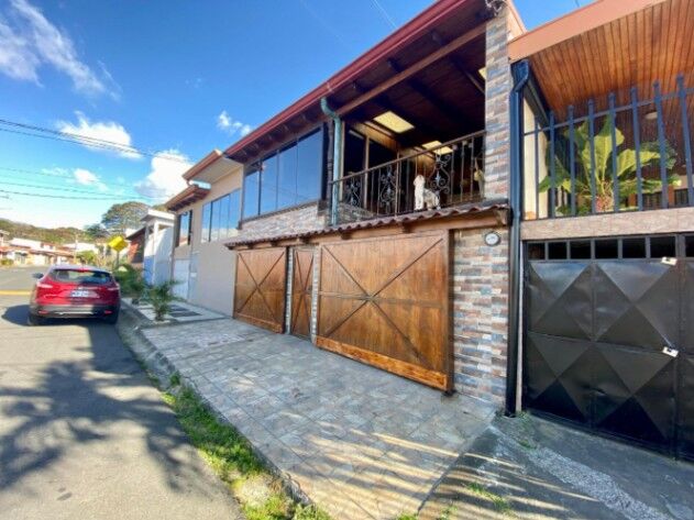 El hogar de tus sueños! Espacios amplios, diseño acogedor y ubicación inmejorable en Mata de Plátano, Goicoechea, San José — $228,000