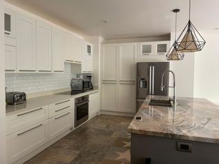 Viva Distrito 4 con Jardín Privado | Apartamento en Alquiler en Escazú in Jardín, Dota, San José — $2,800 - Photo 2 of 10