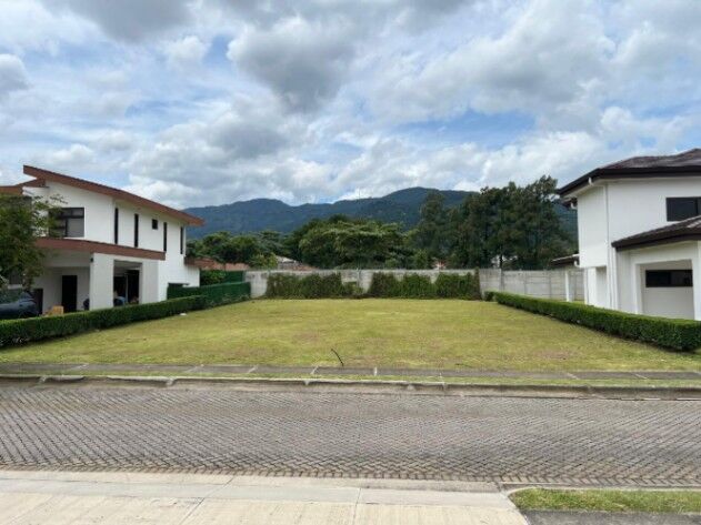 Oportunidad de Inversión en Santa Ana: Lote de 651 m² con 75% de Cobertura  in Uruca, Santa Ana, San José — $230,000