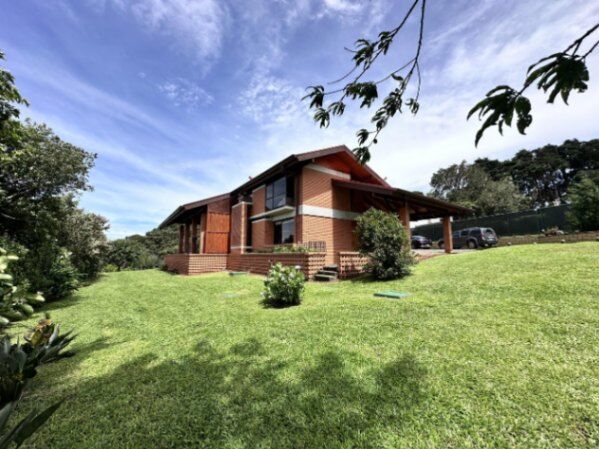 Venta de Casa El Tirol Angeles San Rafael Heredia en lote de 3.438 m2 en Ángeles, San Rafael, Heredia — $975,000