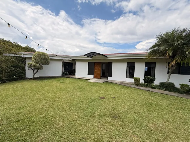 Casa con vista espectacular en San Antonio, Escazú, San José — $4,500