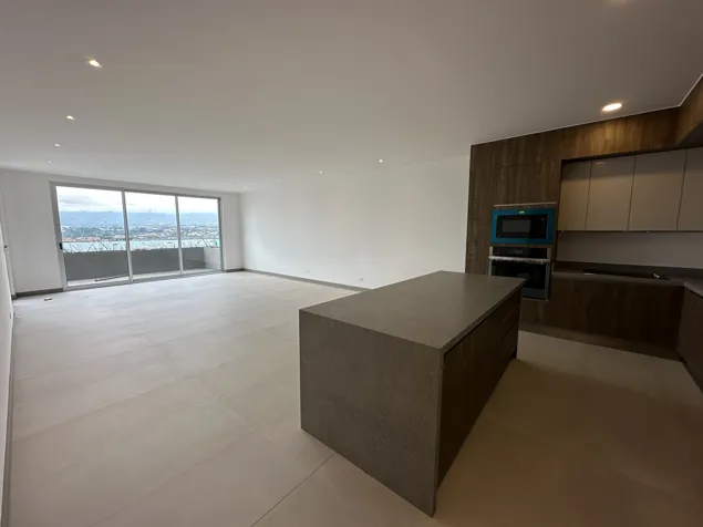 Apartamento en Guachipelín en Escazú, San José — $3,000 - Foto 2 de 30
