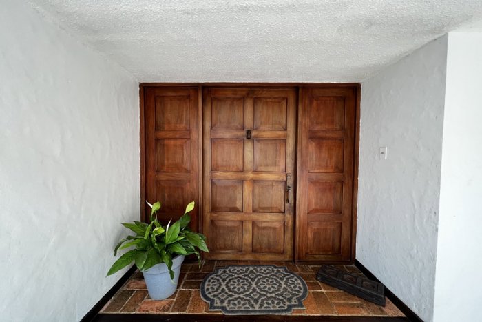 Venta de casa con espectacular vista por San Antonio Escazu in San Josecito, Alajuelita, San José — $689,000 - Photo 2 of 27