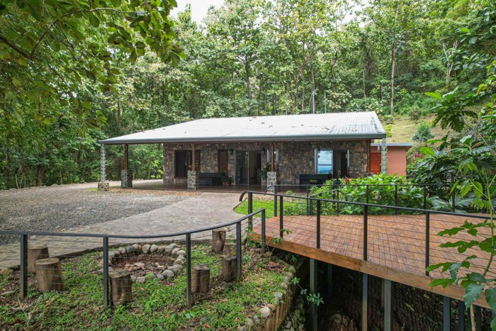 House for sale in San Mateo with ocean view in San Mateo, Alajuela — $335,000