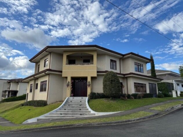 VENDO LUJOSA CASA EN CURRIDABAT. en Curridabat, San José — $595,000