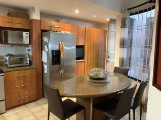 Venta de casa dos plantas con jardín, Residencial, Lomas de Ayarco Sur