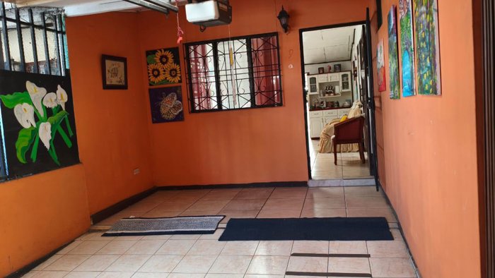 VENTA DE CASA CON USO DE SUELO MIXTO, SAN JOSÉ, TIBÁS in León Xiii, Tibás, San José — ₡ 52 000 000