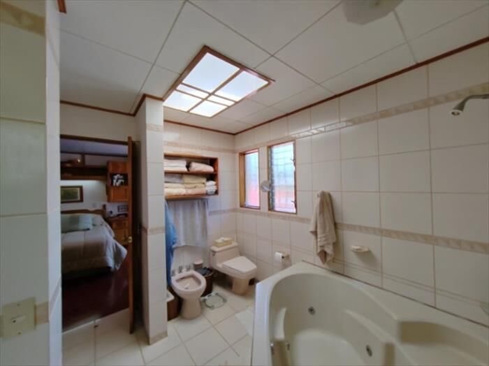 Casa en Venta Múltiples niveles y áreas verdes in Sabanilla, Montes De Oca, San José — $358,000