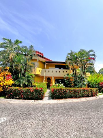 SE VENDE LUXURY VILLA BEACH FRONT | HERMOSA | HERMOSA PALMS en Jacó, Garabito, Puntarenas — $949,000