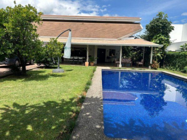 Venta casa con piscina, ascensor y gran lote en residencial privado #25-91 GS in Garita, Alajuela — $380,000