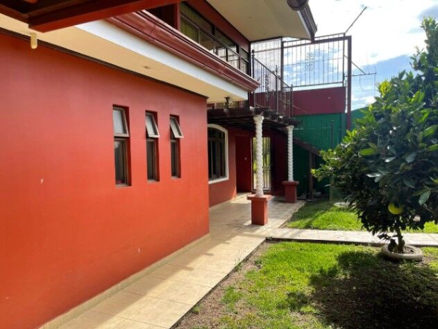 hermosa casa con apartamentos  in Paraíso, Cartago — ₡ 325 000 000