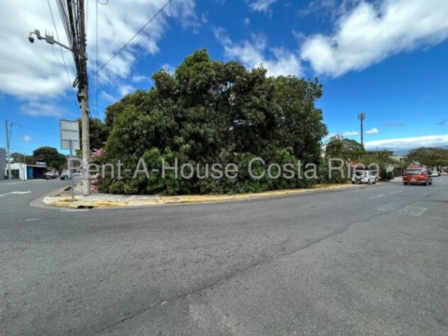 Casa en venta con uso mixto en Santa Ana y alta exposición comercial #26-1477 GS in Santa Ana, San José — $500,000
