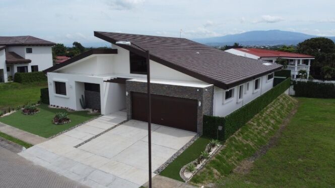 Residencia Moderna con Piscina Interna y Doble Altura – Diseño Exclusivo de 1 Nivel #26-713 GS en Uruca, Santa Ana, San José — $750,000