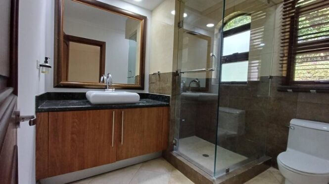 Se vende lujosa casa con amplio lote en condominio de Curridabat 25-1773 en Curridabat, San José — $1,800,000