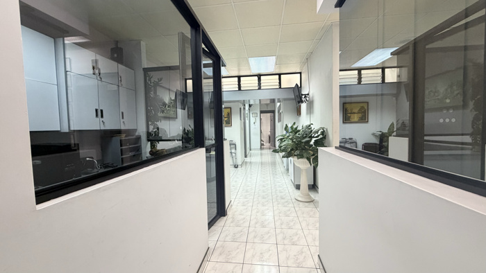 Edificio Comercial en Venta | Clínica Dental Equipada | Escazú Centro en Escazú, San José — $495,000 - Foto 2 de 45