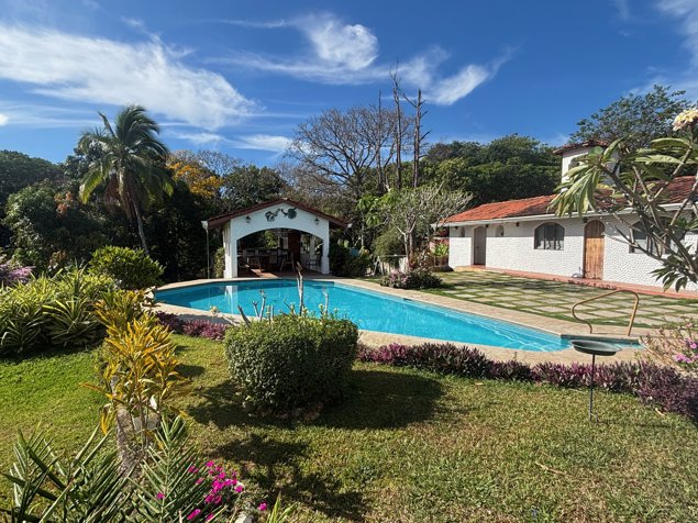 Casa estilo única con piscina cerca de Atenas Centro en Atenas, Alajuela — $420,000