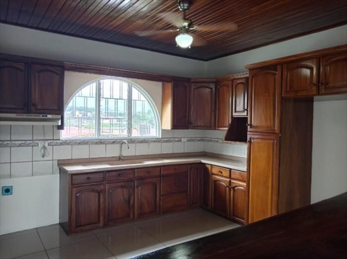 BELLÍSIMA Y AMPLIA PROPIEDAD EN ATENAS.  en Atenas, Alajuela — $350,000