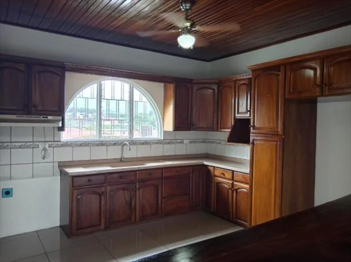 BELLÍSIMA Y AMPLIA PROPIEDAD EN ATENAS.  en Atenas, Alajuela — $350,000 - Foto 2 de 10