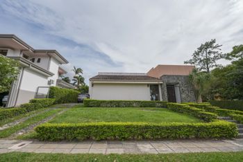 Casa de 1 Planta con 4 Habitaciones en Condominio Bosque Dorado
