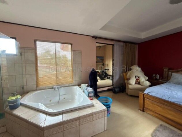 CASA EN VENTA EN MERCEDES NORTE HEREDIA en Mercedes, Heredia — ₡ 150 000 000