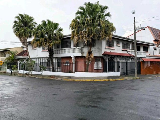 CASA ESQUINERA EN ROHRMOSER CON USO DE SUELO MIXTO. in Pavas, San José — ₡ 325 000 000