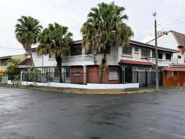 CORNER HOUSE IN ROHRMOSER WITH MIXED-USE ZONING. in Pavas, San José — ₡ 325 000 000