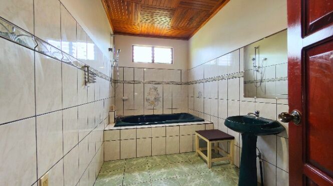 SE VENDE FINCA CON NACIENTE DE AGUA Y ACCESO ASFALTADO EN SAN PEDRO en San Pedro, Pérez Zeledón, San José — $400,000