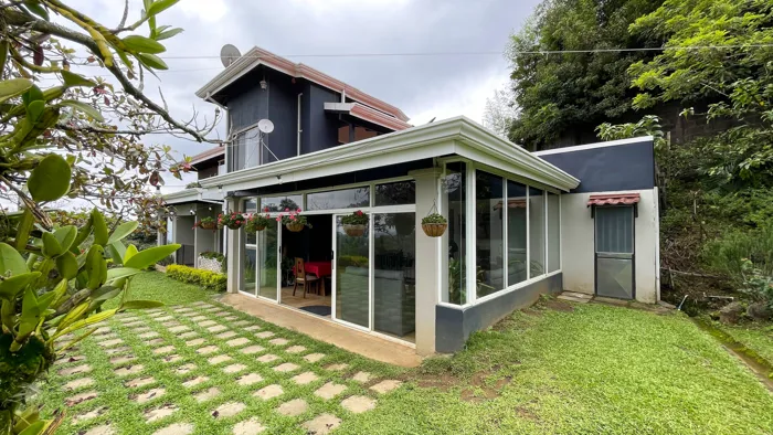 Casa en venta con lotes amplios Grecia- San Isidro en Grecia, Alajuela — $380,000 - Foto 2 de 25
