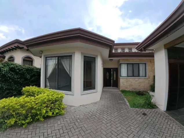 HOUSE FOR SALE IN LOS HIDALGOS CONDOMINIUM, SANTO DOMINGO. in Pará, Santo Domingo, Heredia — ₡ 230 000 000 - Photo 2 of 43