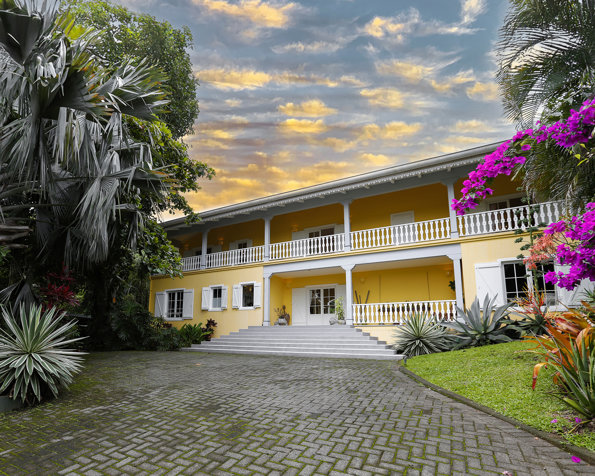 VENTA DE QUINTA CON CASA, PISCINA Y 5 APARTAMENTOS, SANTA ANA, RIO ORO en Santa Ana, San José — $1,350,000