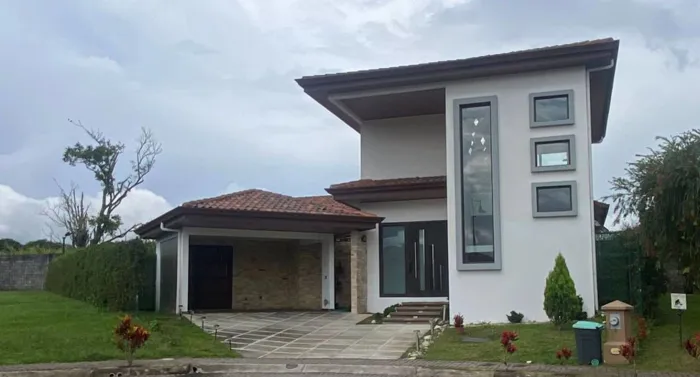 Venta de Casa en Condominio en Santo Domingo, Heredia in Tures, Santo Domingo, Heredia — ₡ 240 000 000