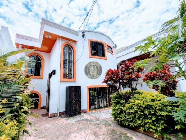 Venta de Propiedad con Casa grande y un Apartamento en Rohrmoser, San José in Pavas, San José — ₡ 150 000 000