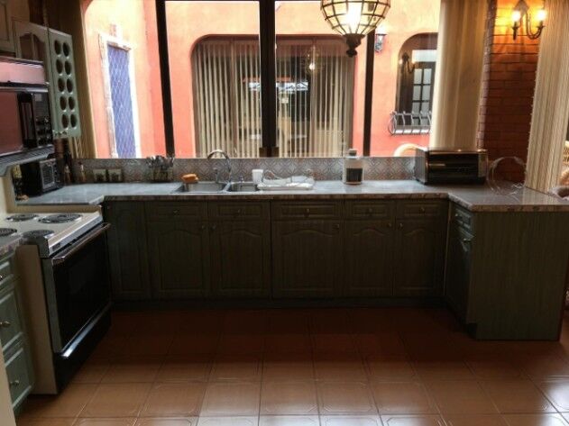 Casa en venta o alquiler en Curridabat: Ubicación Estratégica en Granadilla, Curridabat, San José — $5,000