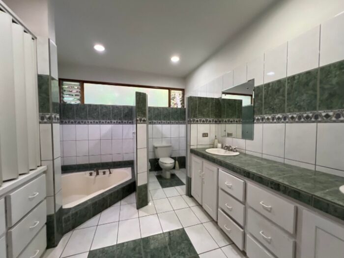 Casa en venta con amplios jardines y excelente ventilación #26-1295 GS en San Rafael, Escazú, San José — $850,000