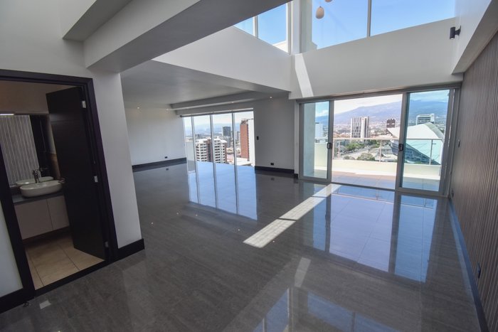 Penthouse de 3 habitaciones en La Sabana en Mata Redonda, San José — $4,800 - Foto 3 de 40