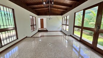 Venta casa remodelada de 1 nivel con jardín, La Guaria, Moravia. (FE) in San Vicente, Moravia, San José — $250,000 - Photo 4 of 20