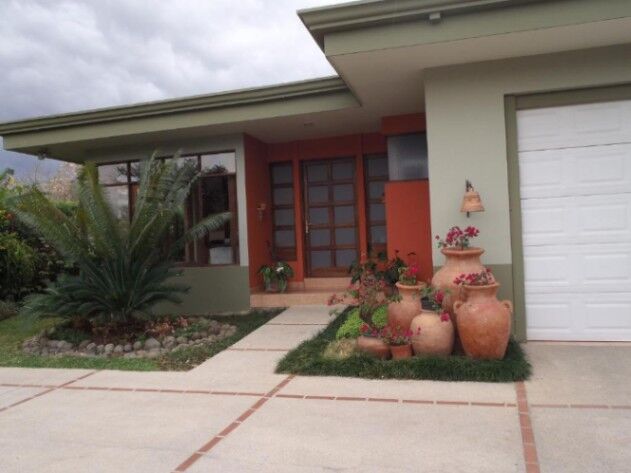 Venta de Confortable Casa en Guachipelin, Escazú / Mls. 24-1294 OFC JB en San Rafael, Escazú, San José — $750,000