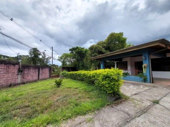 Se vende casa con amplio lote de 1,993m2 en San Rafael Heredia 25-1806 in Ángeles, San Rafael, Heredia — ₡ 250 000 000