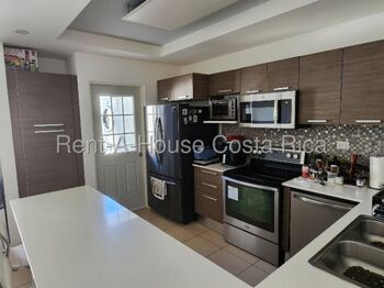 🏡 Casa en alquiler de dos niveles en condominio familiar 26-1439    en Brasil, Santa Ana, San José — $1,500 - Foto 4 de 11