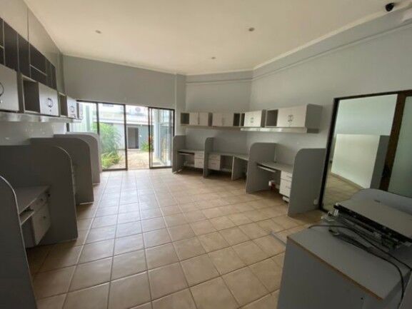Se vende espaciosa propiedad comercial en Mata Redonda San José 25-694 in Mata Redonda, San José — $450,000