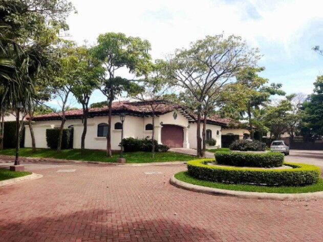 Se alquila casa en Santa Ana San José 26-1368 en Pozos, Santa Ana, San José — $3,950