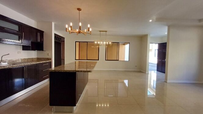 Casa de 2 niveles con 3 habitaciones en venta en San José #25-1458 GS en Uruca, San José — $230,000