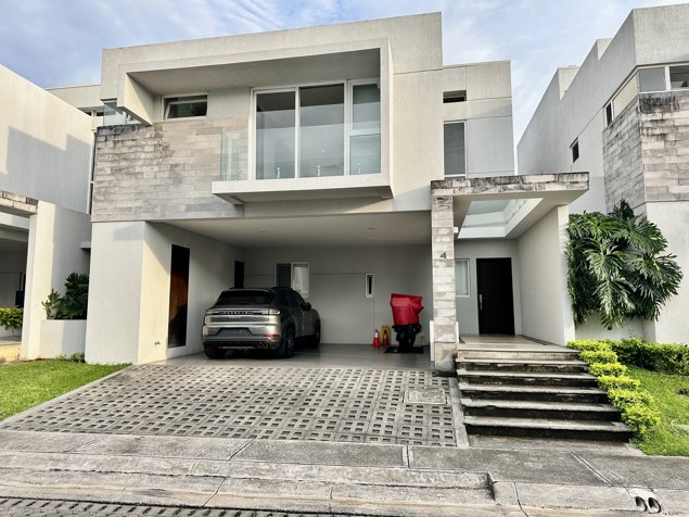 Venta lujosa, moderna y amplia casa, Guachipelín, Escazú (FAU) en San Rafael, Escazú, San José — $495,000