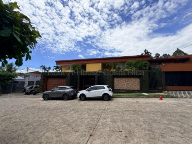 Venta de Casa ESQUINERA en Mata Redonda, San José. RAH 27-145 en Mata Redonda, San José — $1,250,000