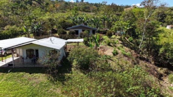 🏡 Propiedad con casas y cabaña en Tuis de Turrialba, 7.636 m² – USD 390K en Tuis, Turrialba, Cartago — $390,000