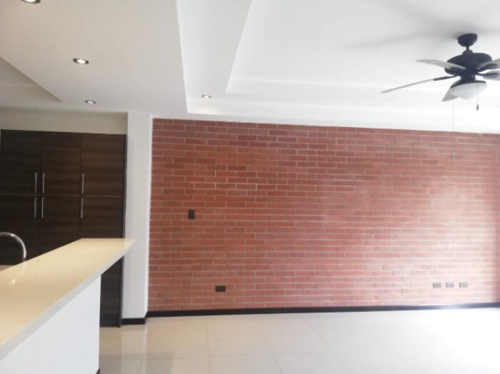 Se vende espacioso apartamento en Uruca San José 24-1158 in Santa Ana, San José — $198,000