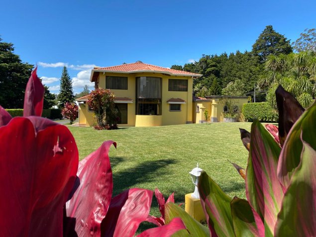 Venta casa, San Rafael de Heredia.   3 cuartos, 2 ½  baños 14 parqueos in San Rafael, Heredia — $585,000 - Photo 3 of 58